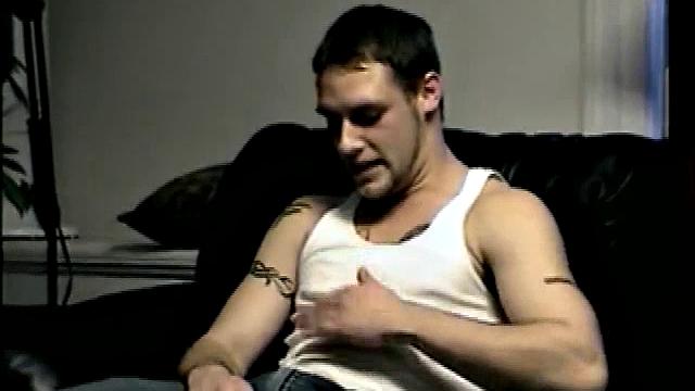 Два взрослых мужика жарко трахаются в позе догги и кончают друг другу