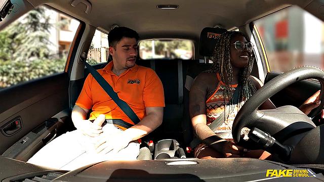 Xienna Rose жарко скачет на члене и получает по заднице от мужика с большим хуем.