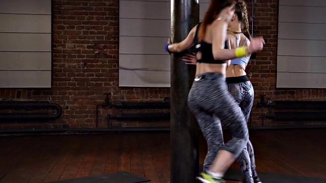 смотри, как гибкие йогини впервые пробуют друг друга