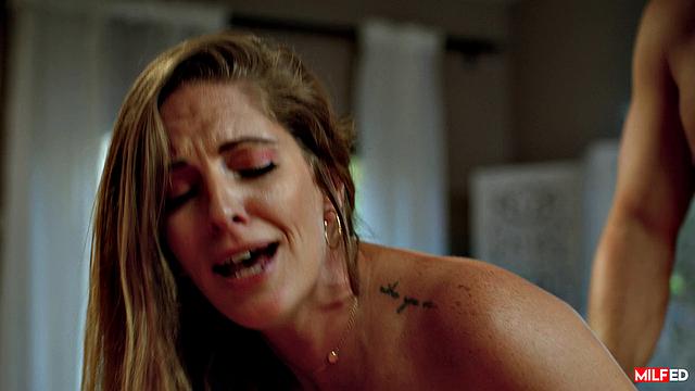 Смотри, как зрелая Annie King получает мощный трах дома от Codey Steele и кончает по полной!