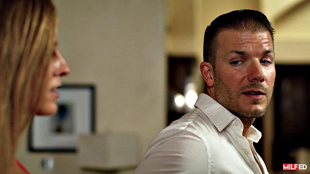 Смотри, как зрелая Annie King получает мощный трах дома от Codey Steele и кончает по полной!