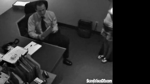 Блондинистая секретарша сосёт толстый член начальника прямо в офисе