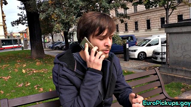 Гей-кастинг: зрелый натурал сдается и получает сперму на лицо от мужика перед дрочкой соло.