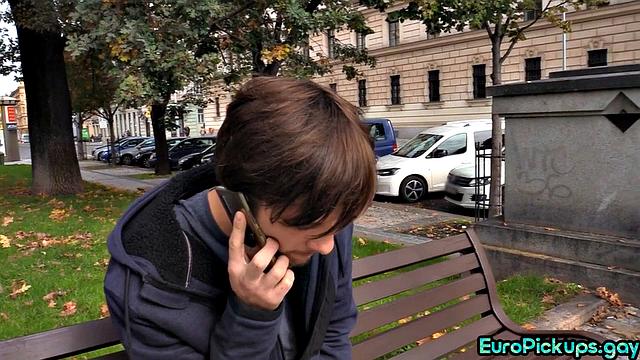 Гей-кастинг: зрелый натурал сдается и получает сперму на лицо от мужика перед дрочкой соло.