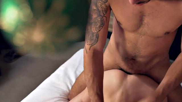 Athletic Latino barebacks in erotic holidays duo