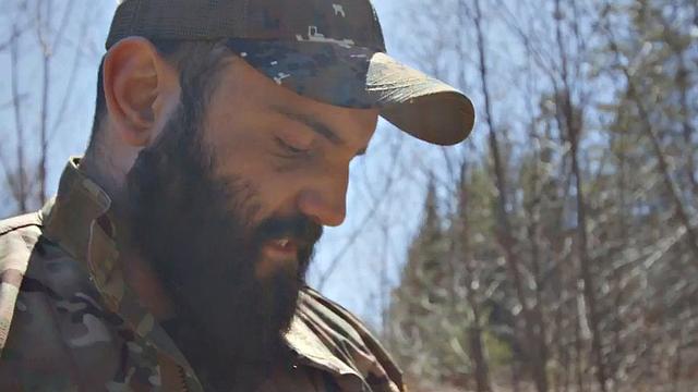 бородатый охотник жёстко трахает качка на квадроцикле в лесу