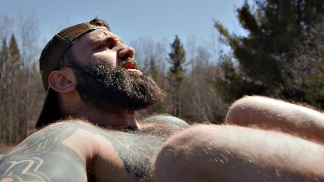 бородатый охотник жёстко трахает качка на квадроцикле в лесу