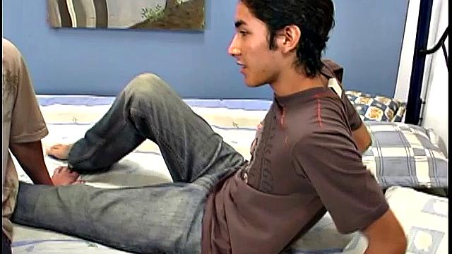 Нино срывается на Исайаса и трахает его по-мужски, не оставляя шансов устоять перед латинской страстью.