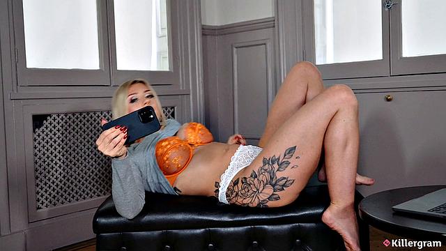 Miss Alice Wild впервые пробует групповой секс: две блондинки делят большого красавца, а он выстреливает им на грудь с таким азартом, будто ставка на миллион!