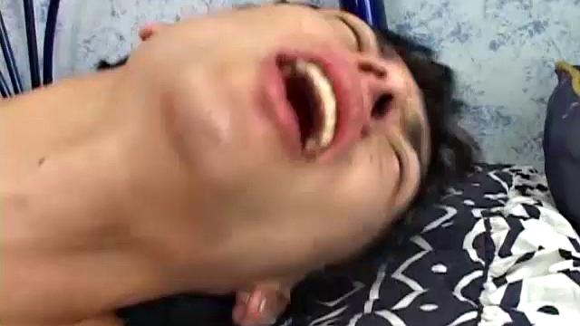 трое латинских парней трахаются без резины втроём