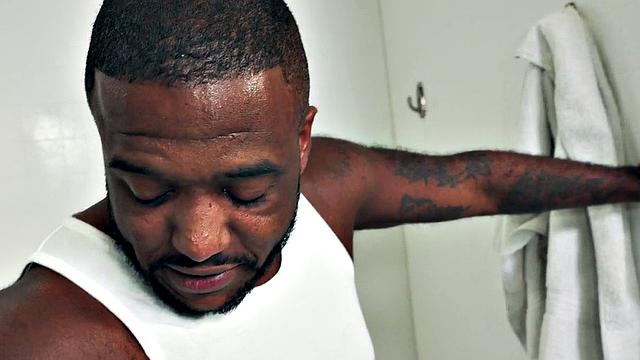 дрищ лезет кулаком в волосатую чёрную жопу парня