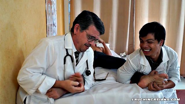 Азиатская развратница в кабинете врача попала на щекочущий допрос и заводится от прикосновений