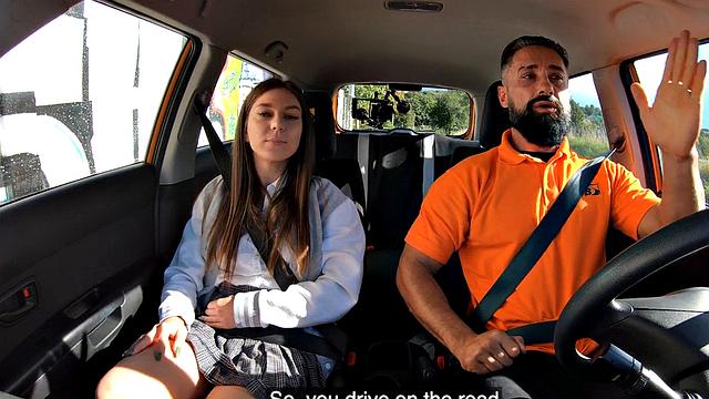 21-летняя малышка не прочь прокатиться и по-мокрому