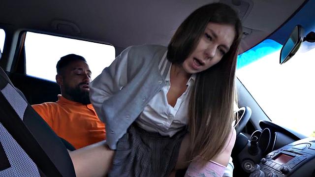 21-летняя малышка не прочь прокатиться и по-мокрому