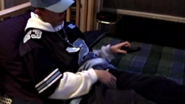 Шейн дрочит перед камерой и шутит над зрителями - гей-аматорка с юмором!