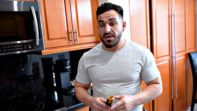 рыжая зрелая соблазняет мастера и получает сперму внутрь