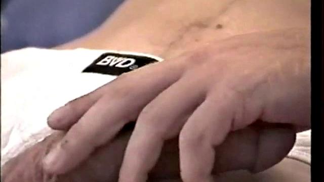 Джейсон из "натуралов" дрочит дважды и удивляется результату - гей-юмор на полную!