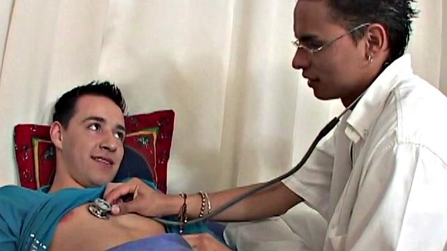 Spanish twink doctor fucked by patient on home visit