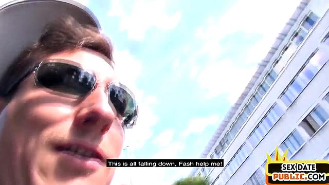 Блондинка устроила страстный секс втроём на свежем воздухе, двое мужчин не дают ей передохнуть.