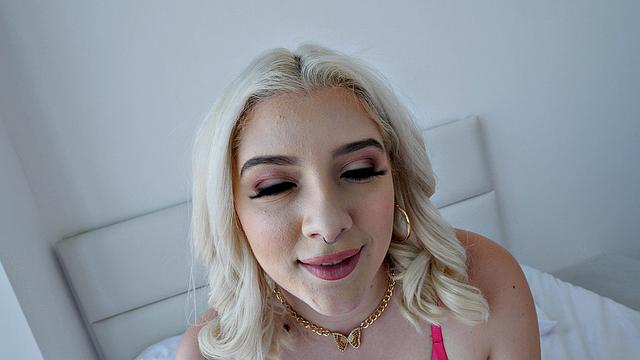 Блондинка Джиа OhMy ловит сперму и пофиг на уборку