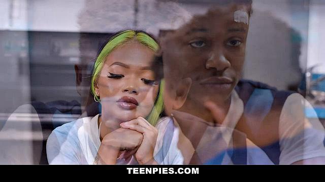 блондинистая соседка отвлекла репетитора: устроила траx у бассейна