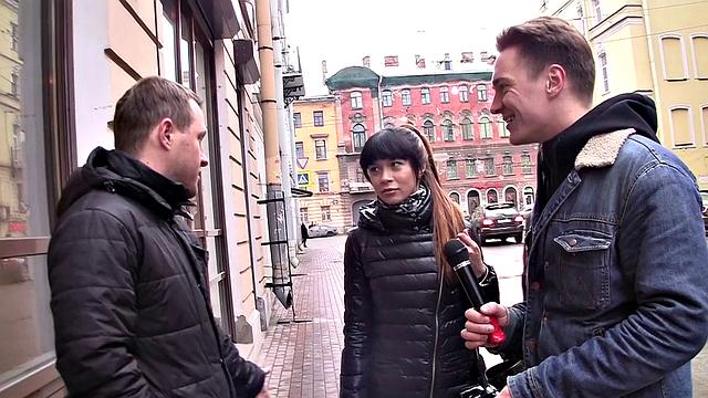 Худая обольстительница справляется сразу с двумя и еще шутит