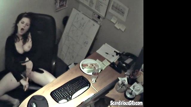 секретарша страстно мнет сиськи и дрочит на рабочем месте под камерой