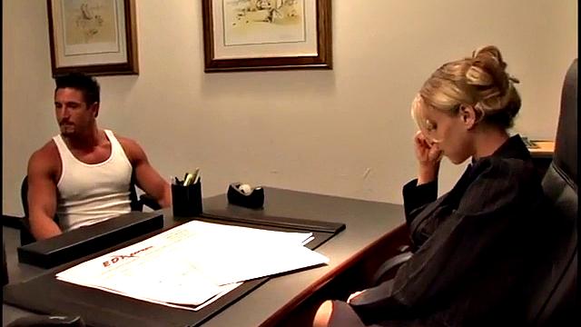 Блондинка устроила потоп в спальне и притворилась невинной