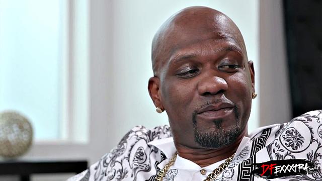 Whitney трахается с большим черным членом на глазах у мужа-куколда.