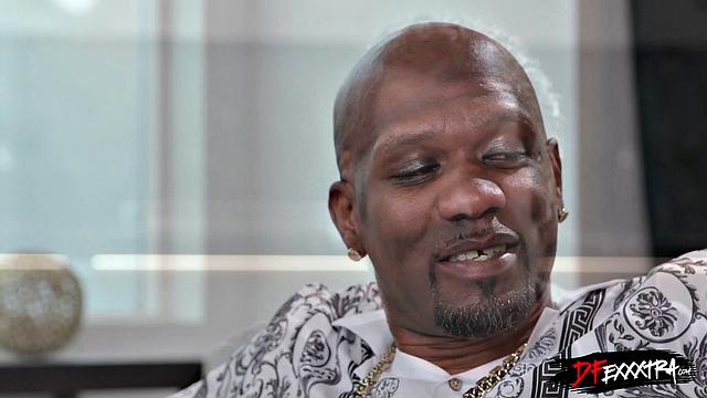 Whitney трахается с большим черным членом на глазах у мужа-куколда.