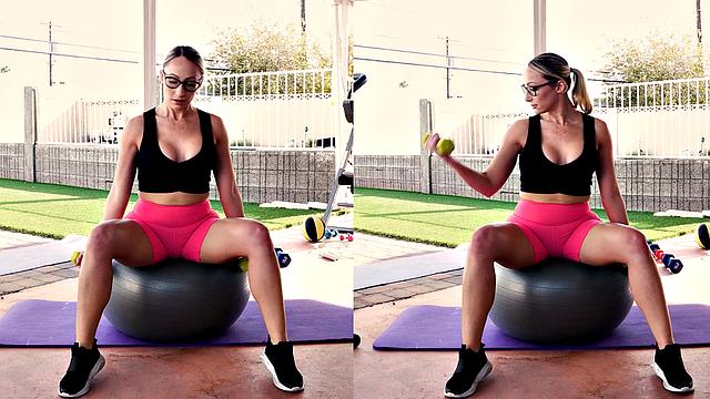 зрелая в очках трахается после тренировки и получает по полной