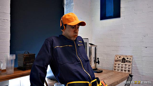 офисная страсть берет верх: камерон не может устоять перед большим членом