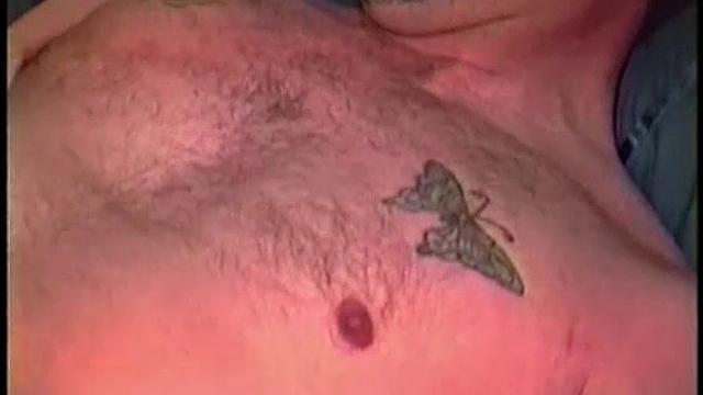 смотри, как бретт дрочит и мощно кончает