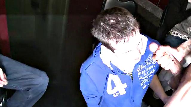 гей-стриптизеры устраивают групповое сосание на вечеринке