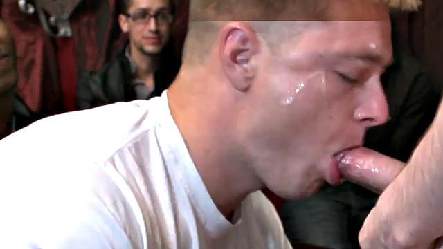 гей-стриптизеры устраивают групповое сосание на вечеринке