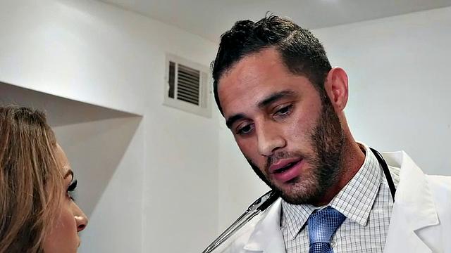 офисная брюнетка принимает в миссионерской позе