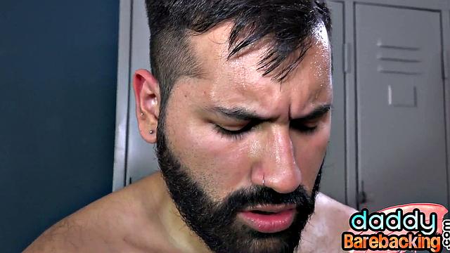 бородатый мачо трахает двух парней в раздевалке