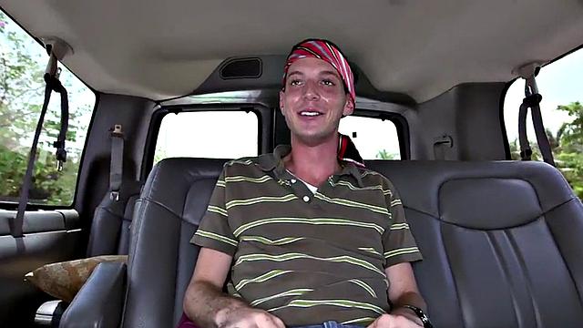 Гетеро парень дает на отсос качку в машине