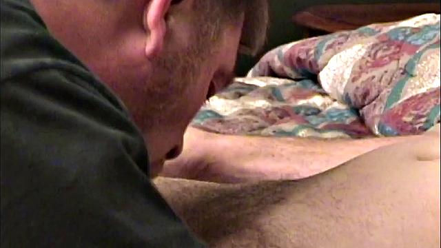 Auntie Bob отсасывает у Jacobа на кровати