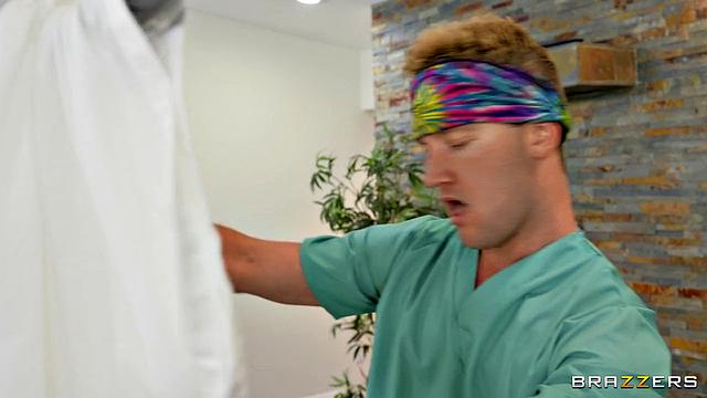 Жёсткий массаж заканчивается бурным сексом: Avery Jane не устояла перед Ваном Wylde в кабинете массажа.