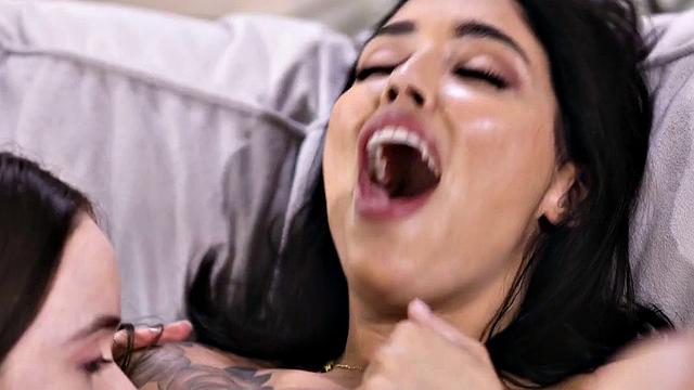 Dyke babes play in threesome while fingering pussies