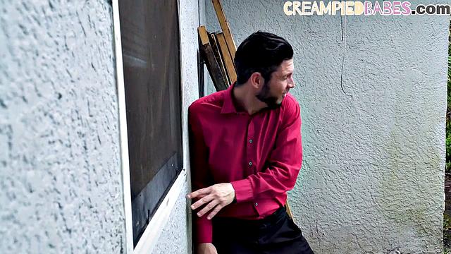 Опытная развратница с огромными сиськами сосёт и ловит жаркий трах между грудей.