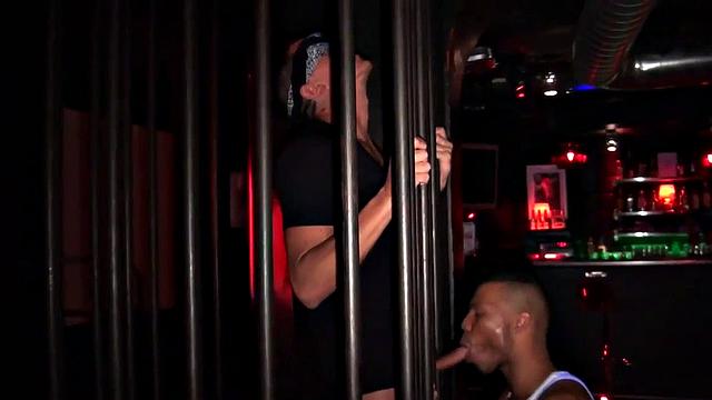 Завязал глаза и трахнул темнокожего красавца с пирсингом в клетке