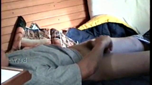 кэлвин дрочит и кончает на камеру