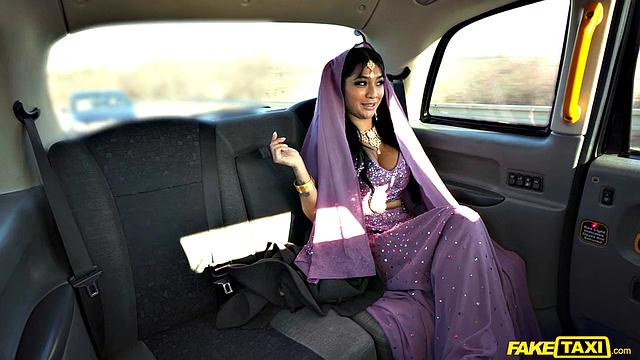 азиатская медсестра трахает таксиста и не собирается останавливаться