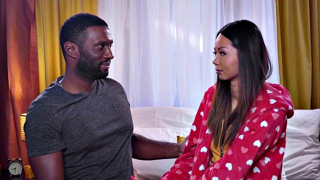 азиатка сходит с ума по большому черному члену бойфренда