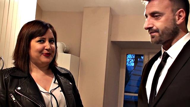 лаура луиз раздвигает ноги на кухне и жадно принимает член