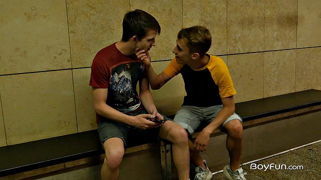 Рон Негба страстно вылизывает жопу Тейлору Мейсону и жёстко трахается без резинки с ним в анал, настоящая гей-встреча для любителей чувственных ощущений.