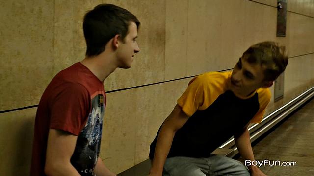 Рон Негба страстно вылизывает жопу Тейлору Мейсону и жёстко трахается без резинки с ним в анал, настоящая гей-встреча для любителей чувственных ощущений.