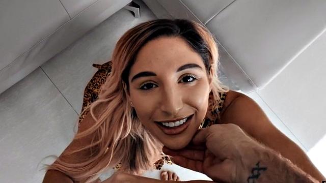 она говорит: стригу только киску - остальное трахай как хочешь, pov на диване